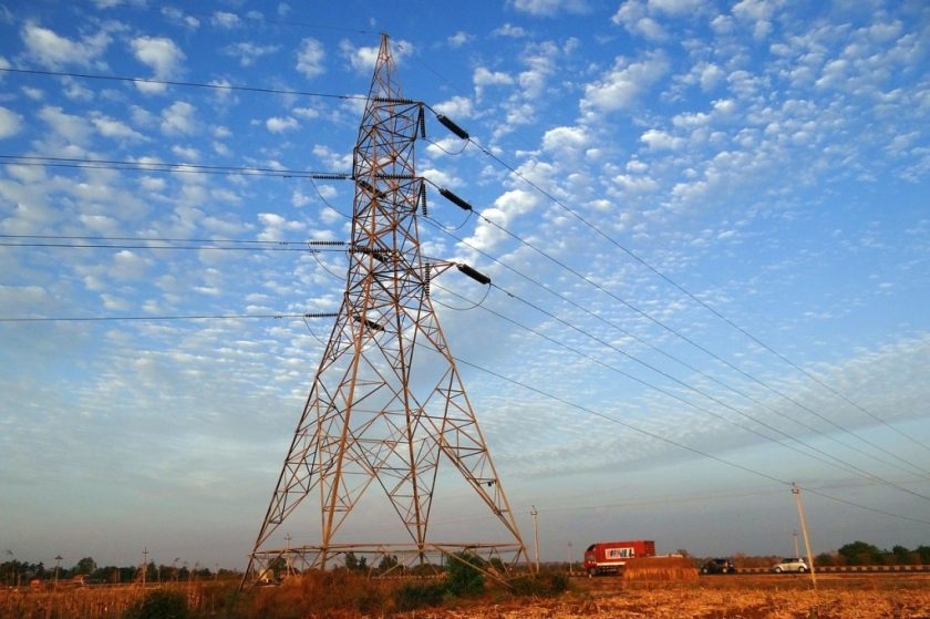 Dies werde umso dringlicher, wenn das Atomkraftwerk Grafenrheinfeld im Mai dieses Jahres abgeschaltet wird. Deshalb habe Tennet unmittelbar nach dem Erteilen des Genehmigung für die 380-kV-Leitung mit den Bauarbeiten an der Trasse zwischen der bayerisch-thüringischen Landesgrenze und Redwitz an der Rodach begonnen. Die knapp 31 Kilometer lange Leitung mit ihren insgesamt 83 Masten kostet rund 48 Millionen Euro. Sie soll Ende 2015 in Betrieb gehen. Das sei ein sportlicher Zeitplan, aber machbar, so der Tennet-Geschäftsführer. Gleichzeitig wird das neue Trägersystem zwischen Dörfles-Esbach im Kreis Coburg und Redwitz 110-kV-Leiterseile aufnehmen. Damit wird eine alte Stromleitung überflüssig. Sie wird abgebaut, 79 Gittermasten verschwinden aus der Landschaft.