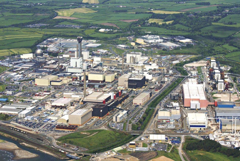 Areál britského jaderného centra Sellafield. Nejprve zde stály jen reaktory Windscale Piles (najdete je v levé zadní části areálu, vysoký komín druhého reaktoru byl v roce 2001 z části zbourán) a několik budov pro zpracování jaderného paliva, nakládání s radioaktivními odpady a především pro nakládání s plutoniem pro vojenské účely. Později přibyly čtyři blok JE Calder Hall (v pravé zadní části areálu, jejich identifikaci ztěžují zbourané chladicí věže), které vznikly jako samostatný celek, oddělený od zbytku areálu. V dalších letech se areál rozrůstal o další zařízení pro nakládání s radioaktivními odpady.