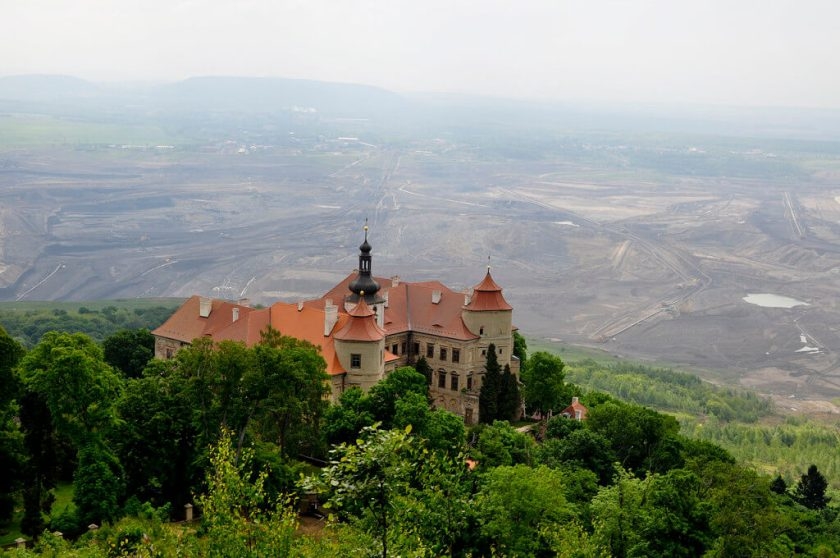 Zámek Jezeří v těsné blízkosti dolu ČSA v pozadí. Autor: Jirka Dl