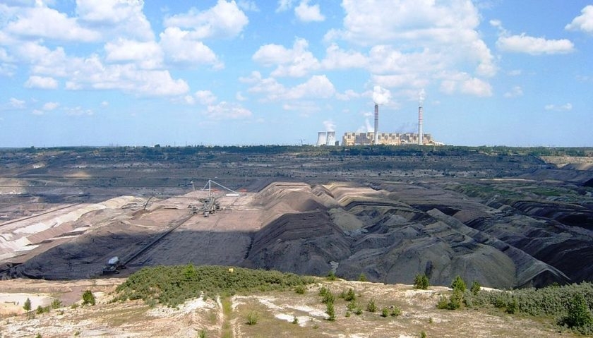 Elektrárna Belchatów s přilehlým dolem uhlí