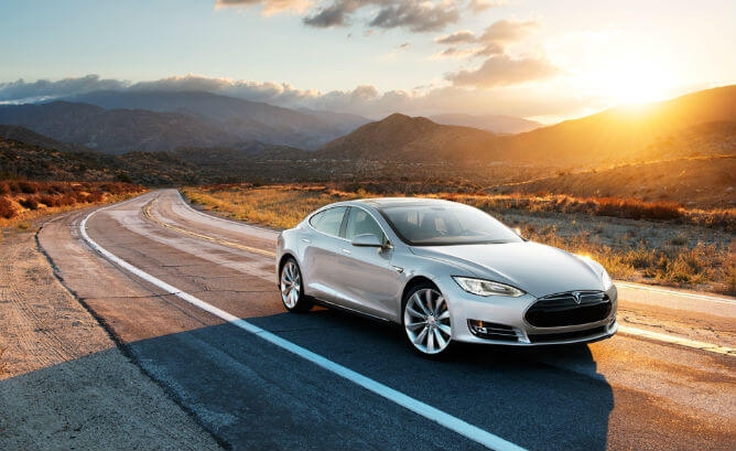 Tesla Model S při západu slunce. Zdroj: HybridCars.com