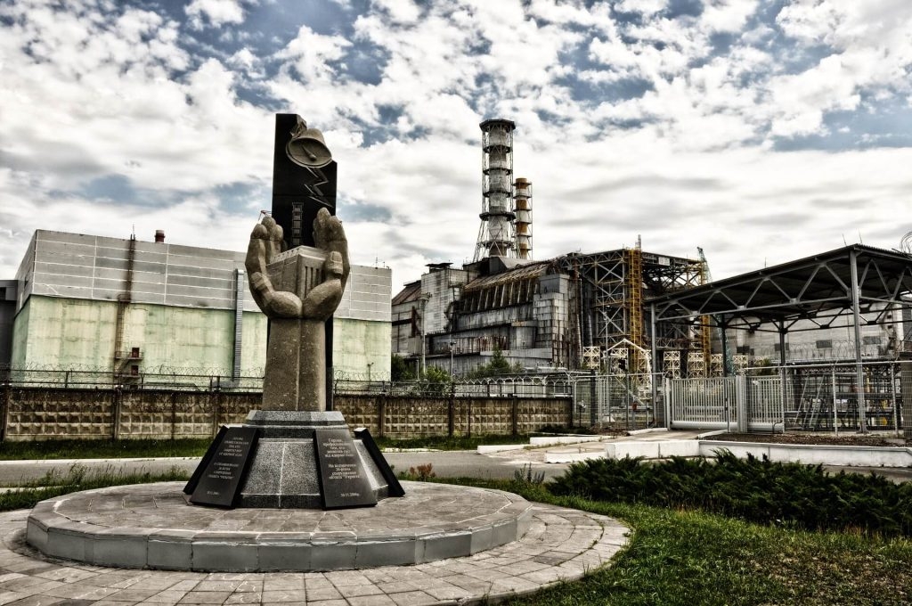 Pohled z Pripjati na reaktorový blok JE Černobyl; Autor: Denis Reznik (Pixabay)