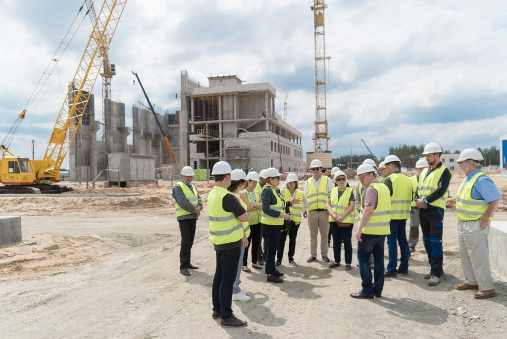 Výstavba druhého suchého meziskladu už také velmi pokročila. Fotografie z návštěvy zahraničních podnikatelů ukazuje stav začátkem června (zdroj Energoatom).