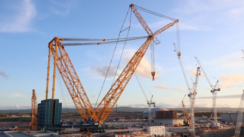 Největší jeřáb světa pracující na výstavbě jaderné elektrárny Hinkley Point C. Zdroj: edfenergy