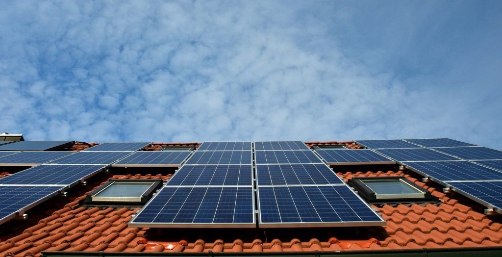 Střešní instalace fotovoltaické elektrárny