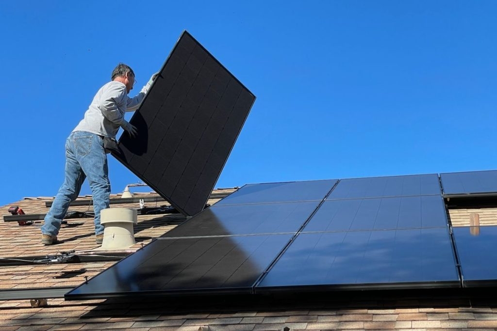 Instalace fotovoltaické elektrárny. Ilustrační foto: Bill Mead, Unsplash