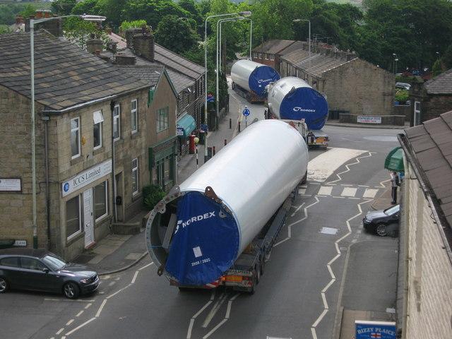 Konvoj převážející věž větrné turbíny, Edenfield, Velká Británie