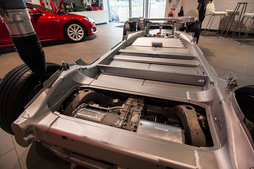 Podvozková platforma Modelu S v Tesla Store Göteborg, foto: Tomáš Jirka