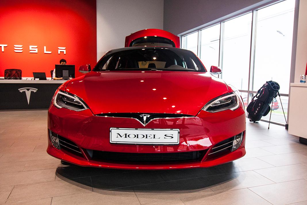 Tesla Model S 70D 2016 v Tesla Store Göteborg, foto: Tomáš Jirka