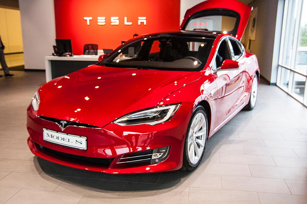 Tesla Model S 70D 2016 v Tesla Store Göteborg, foto: Tomáš Jirka