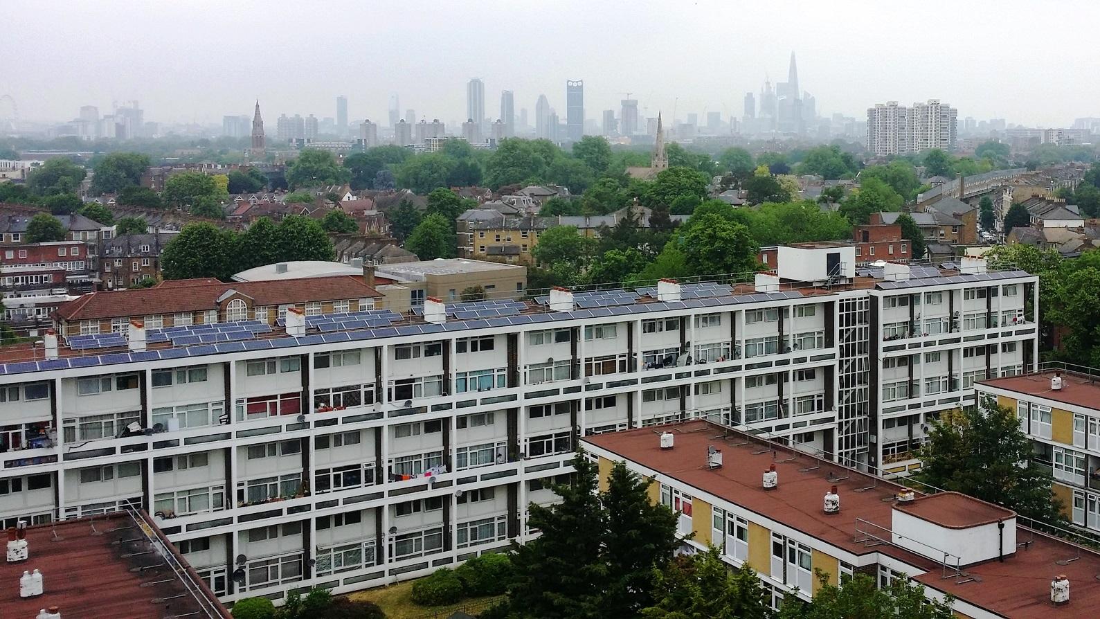 Komunitní fotovoltaická elektrárna na střeše domu Elmore House v lonskýnském Brixtonu. Zdroj: EDF