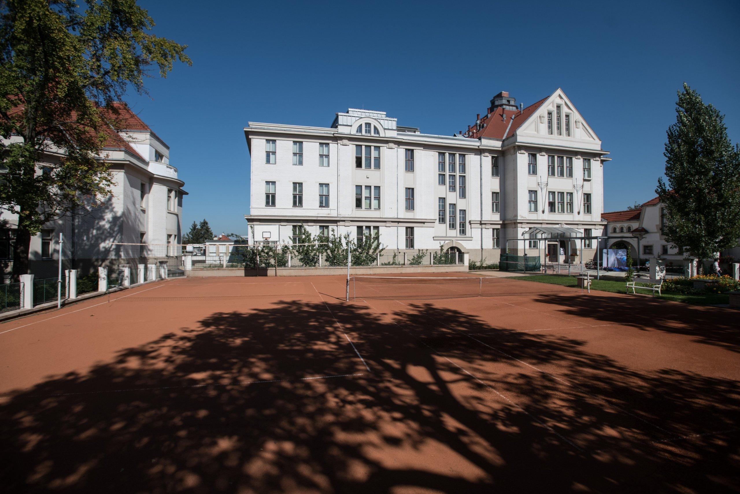 Areál Fyzikálního ústavu na pražské Ořechovce – tam, kde je dnes tenisový kurt, rostla v období mezi dvěma světovými válkami na malém políčku cukrová řepa. Zdroj: Fyzikální ústav AV ČR​