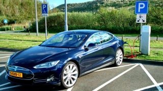 Tesla model S charging