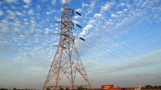 Dies werde umso dringlicher, wenn das Atomkraftwerk Grafenrheinfeld im Mai dieses Jahres abgeschaltet wird. Deshalb habe Tennet unmittelbar nach dem Erteilen des Genehmigung für die 380-kV-Leitung mit den Bauarbeiten an der Trasse zwischen der bayerisch-thüringischen Landesgrenze und Redwitz an der Rodach begonnen. Die knapp 31 Kilometer lange Leitung mit ihren insgesamt 83 Masten kostet rund 48 Millionen Euro. Sie soll Ende 2015 in Betrieb gehen. Das sei ein sportlicher Zeitplan, aber machbar, so der Tennet-Geschäftsführer. Gleichzeitig wird das neue Trägersystem zwischen Dörfles-Esbach im Kreis Coburg und Redwitz 110-kV-Leiterseile aufnehmen. Damit wird eine alte Stromleitung überflüssig. Sie wird abgebaut, 79 Gittermasten verschwinden aus der Landschaft.