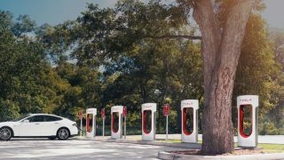 Dobíjecí stanice Supercharger. Zdroj: Tesla