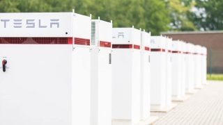 Bateriové úložiště Tesla Powerpack. Zdroj: www.terhills.com