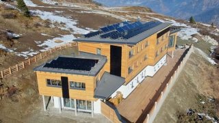 V rakouském Mühlbachu využívají v rámci komunitní energetiky jak fotovoltaické elektrárny, tak vodní. Foto: poskytnuto Energiegemeinschaft Mühlbach